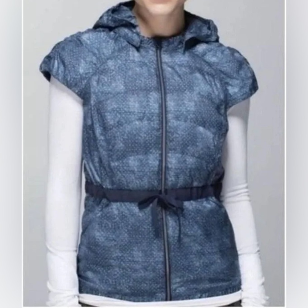 Lululemon Spring Fling Puffy Down Vest Blue Sashiko Cross Short Sleeve with Hood